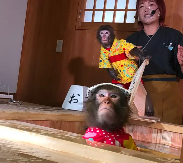 ショーの最後は名人が湯に浸かり終了！