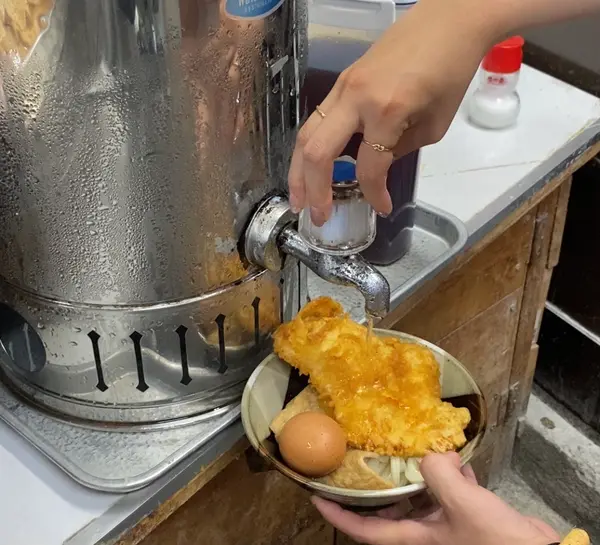 セルフでうどんのお出汁をかけます