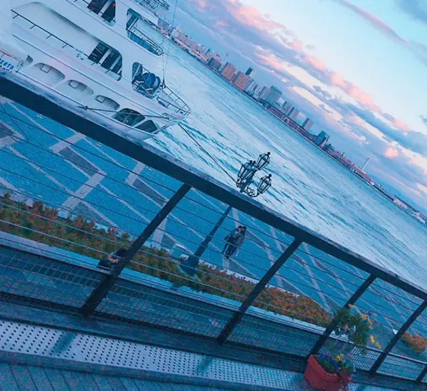 海沿いのウッドデッキでのんびり