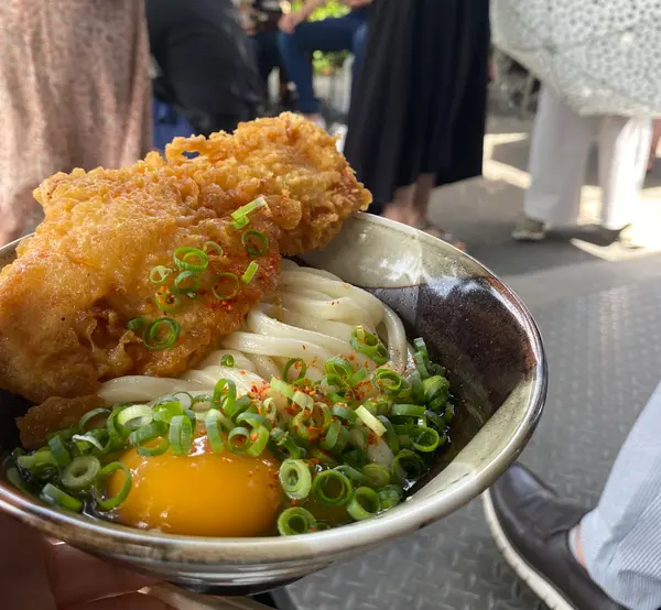 店内だけでなくテラス席やベンチでいただけます。