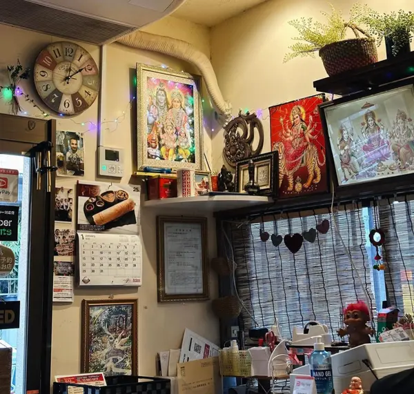 店内、個性的笑