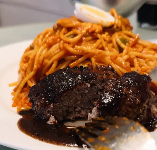 ハンバーグは肉肉しい◎