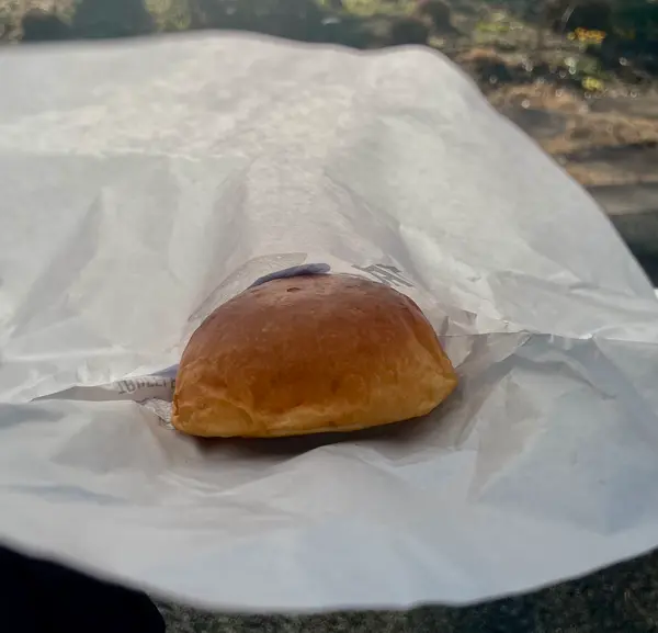 外で食べるパンは美味しいね