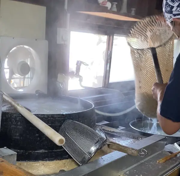 目の前で茹でられるうどんが食欲をそそります！
