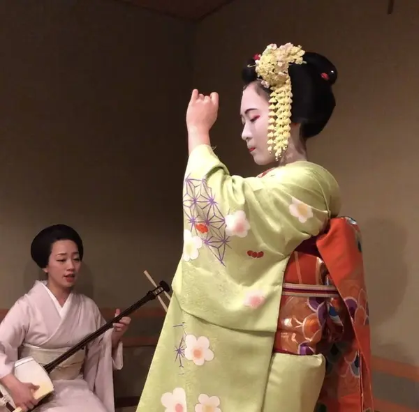 舞姿も初々しい