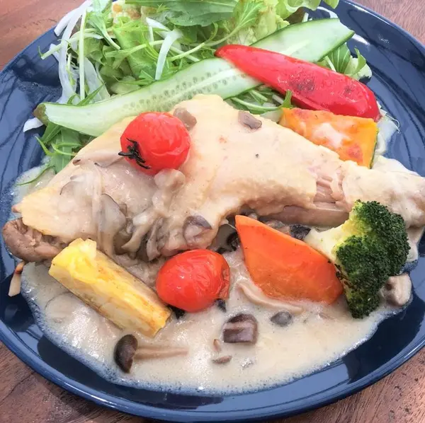 冬限定メニュー②骨付きチキンと森のきのこクリーム煮