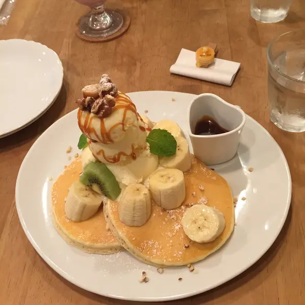 塩キャラメルとナッツのバナナパンケーキ
