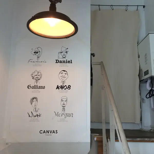 壁にはかわいい絵が♡