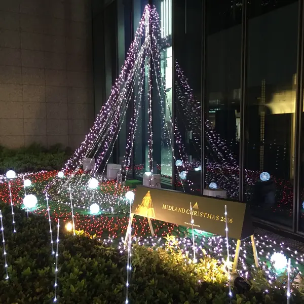 吹抜けの地下の入口
