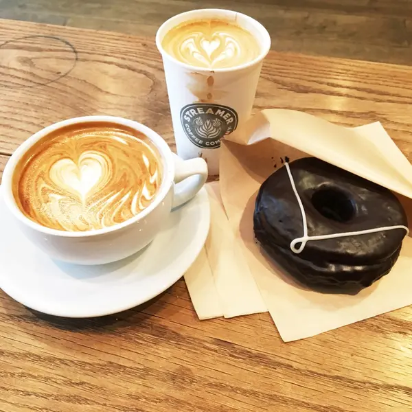 左からカフェラテとジンジャーラテとチョコレートドーナッツ