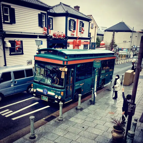 街を走るバスもどこかレトロ