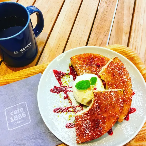 Baumkuchen Brûlée with Vanilla Ice Cream
バウムクーヘン ブリュレ バニラアイス添え
