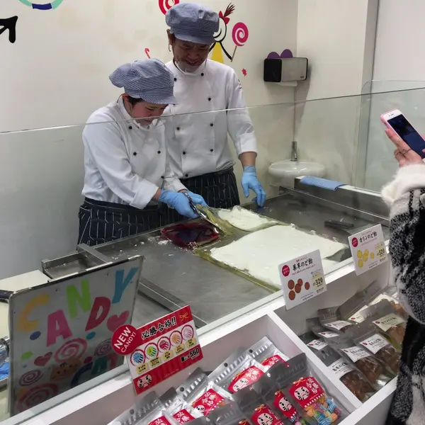 LIVEでキャンディ作りを見られます