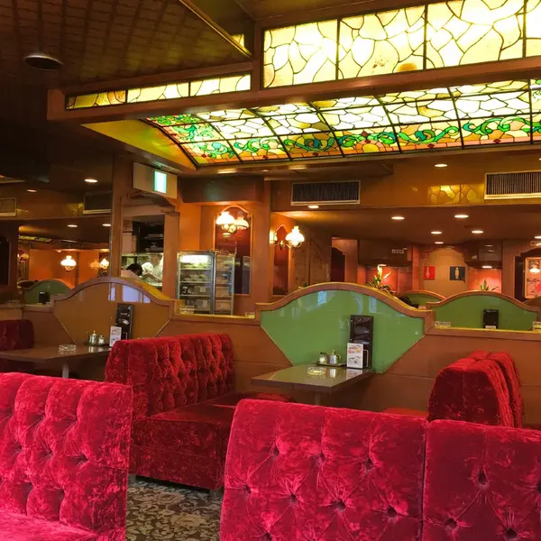 赤いソファーが印象的な店内
