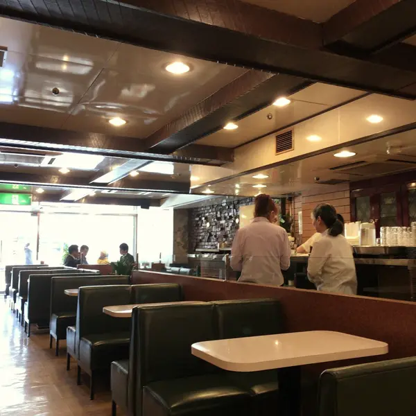 シンプルな座席が並ぶ店内