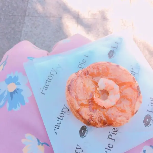 広尾の商店街でテイクアウトしたご飯を片手にピクニック気分も味わえます🍟