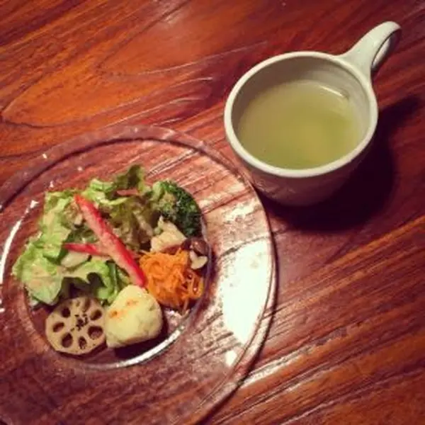 サラダも美味しい