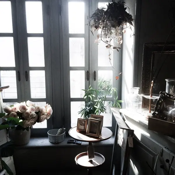 夕方の二階窓辺