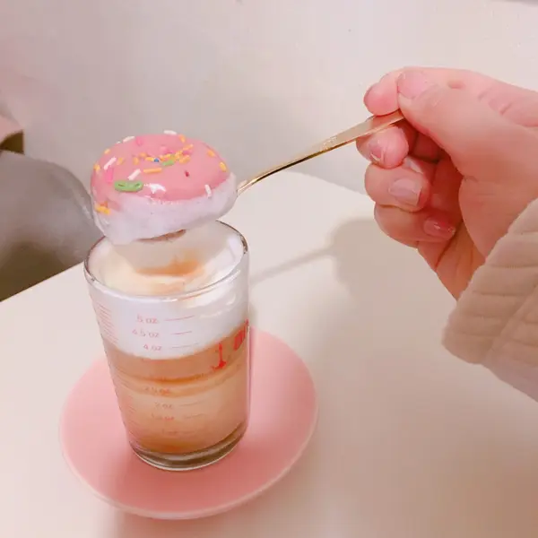 あまーいドーナツの下には程よい甘さのカフェラテが💕