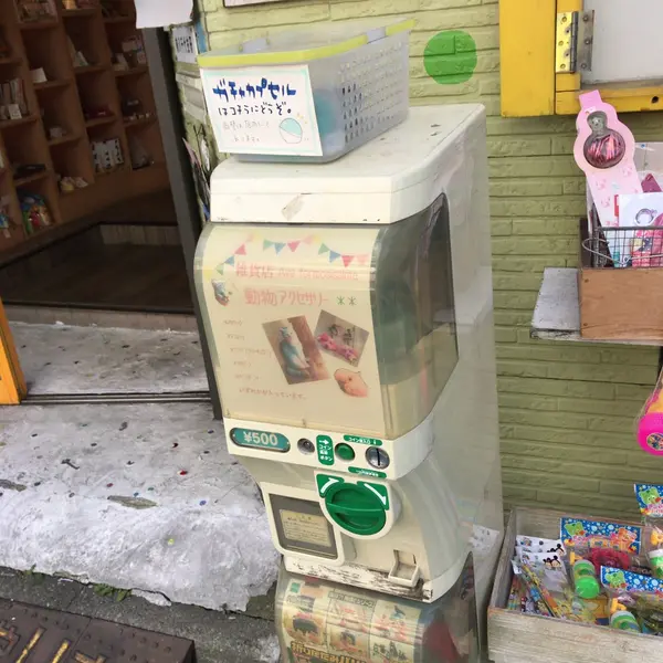 外にならぶ懐かしいおもちゃ