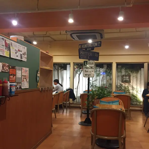 店内はオシャレで広々