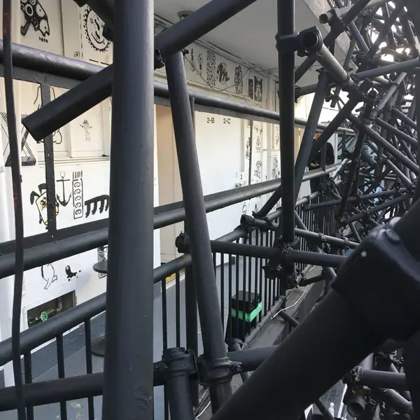 2階に上がると無数のパイプとウォールアートがお出迎え
