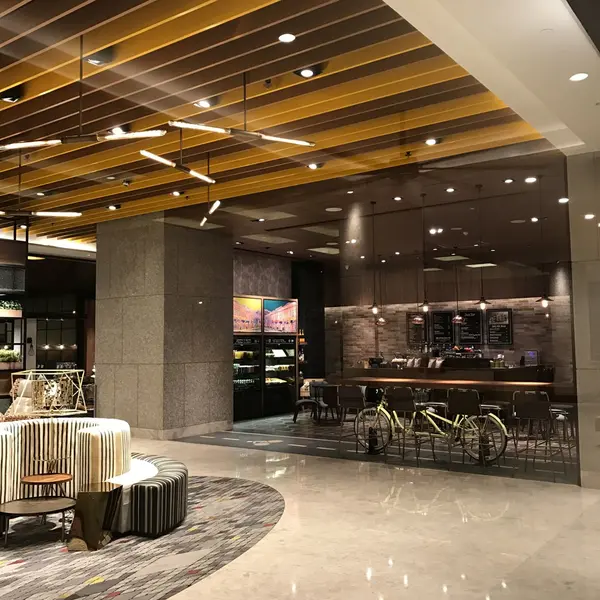 入って右手にはBAR