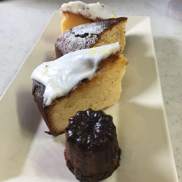 おみやげにはレモンケーキ，バナナケーキ，カヌレ