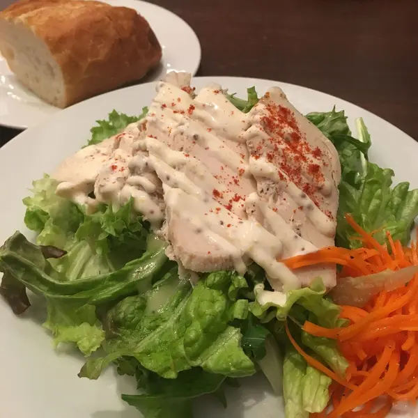 冷製鶏ムネ肉のブイヨン煮 サラダ風