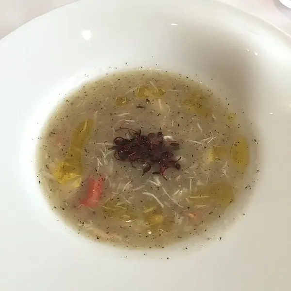 鎌倉黒大根と押麦のズッパ ズワイ蟹を散らして。