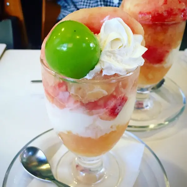 季節の桃パフェ