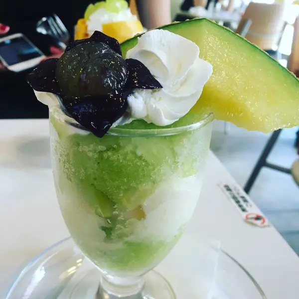 定番メニューのメロンパフェ