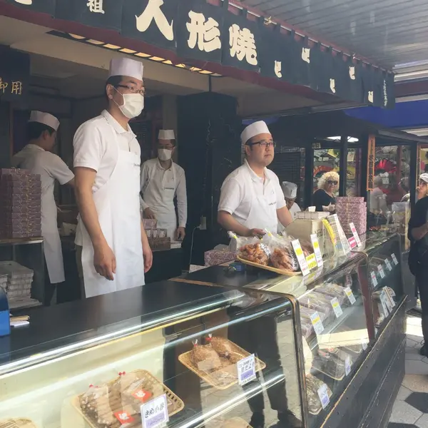 仲見世通りで人形焼