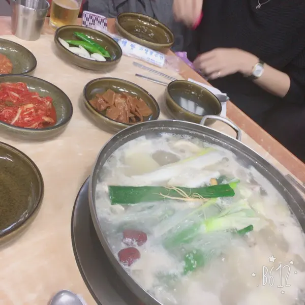 既にブツ切りの鶏が丸一匹。