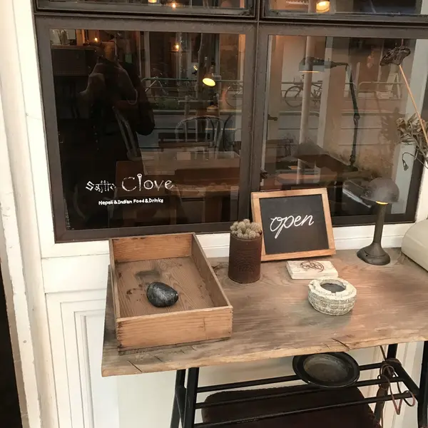 入り口もまあ洒落てる