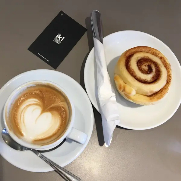 フラットホワイトとシナモンブリオッシュ