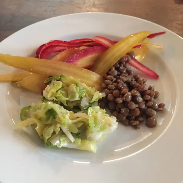 仔羊のクスクスランチには前菜付き。