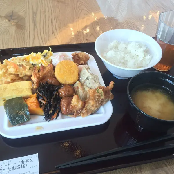 盛り放題で600円のお昼ごはん