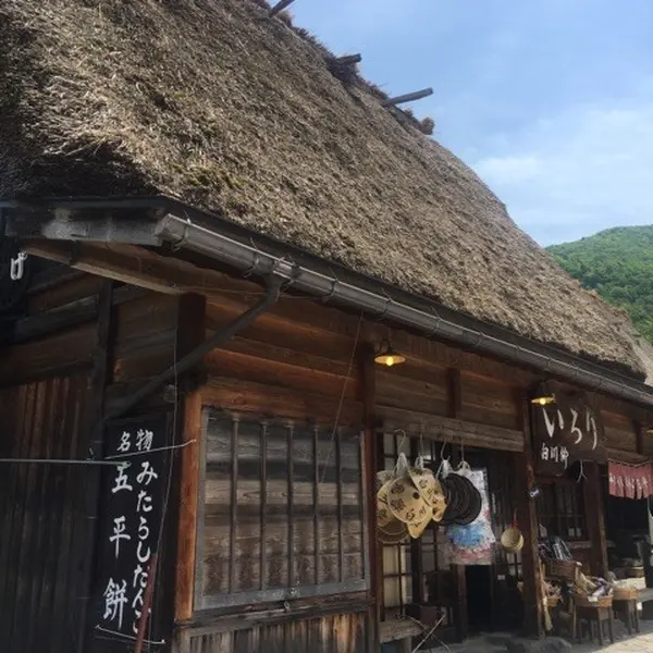 お土産屋さんがずらりと並ぶ!