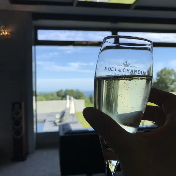 シャンパン越しにビーチサイド