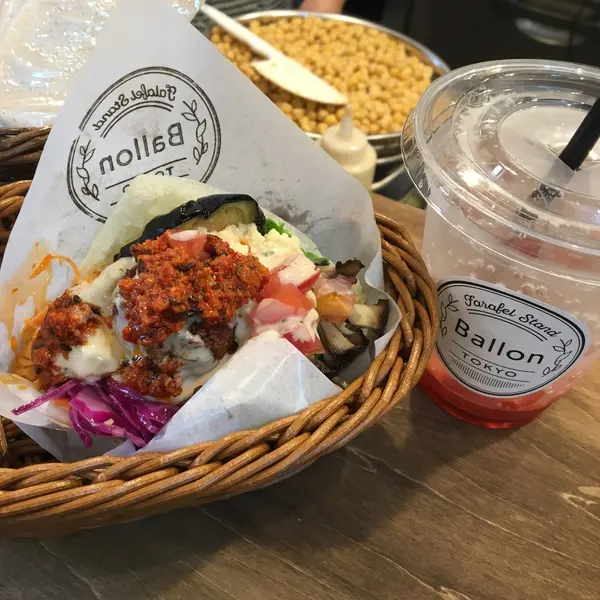 ファラフェルと季節の自家製フルーツソーダ