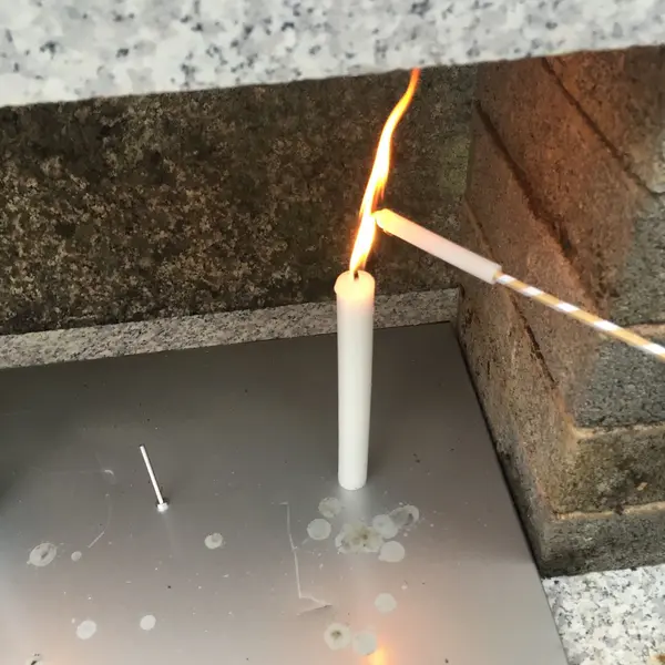 ロウソクに火を灯します