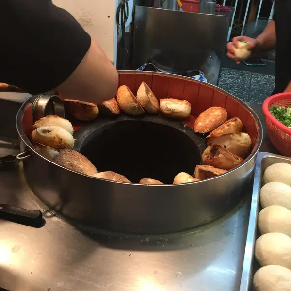 焼きあがった胡椒餅が並んでいきます