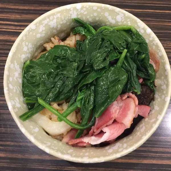 台湾風の炊き込みごはんと、なぜかベーコンほうれん草が乗ってました