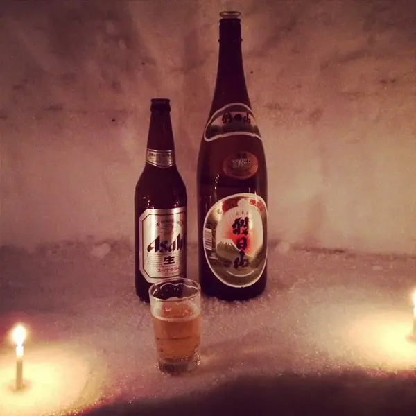 かまくらの中で雪見酒