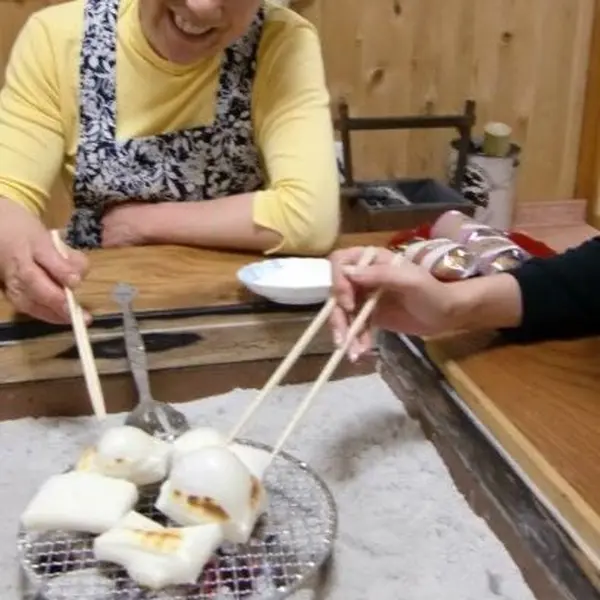 冬に囲炉裏でばばちゃんとおもち焼き