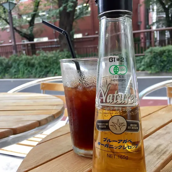 コーヒーを注文すると店内で売ってるシロップを出してくれます。