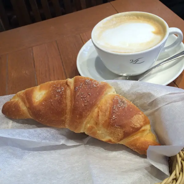 人気のパン・サレ&カフェラテ