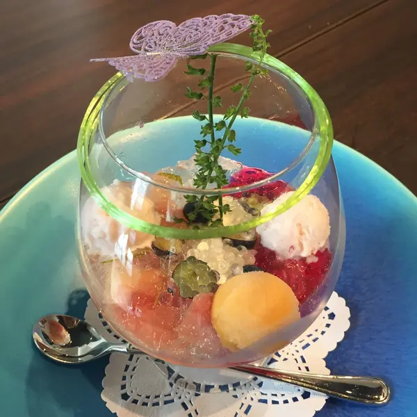 ⚫︎白桃とシソのパフェ
キャビアジュレのプチプチとした食感 ¥1300