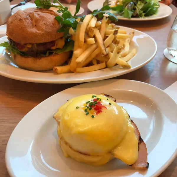 エッグベネディクト&ハンバーガー